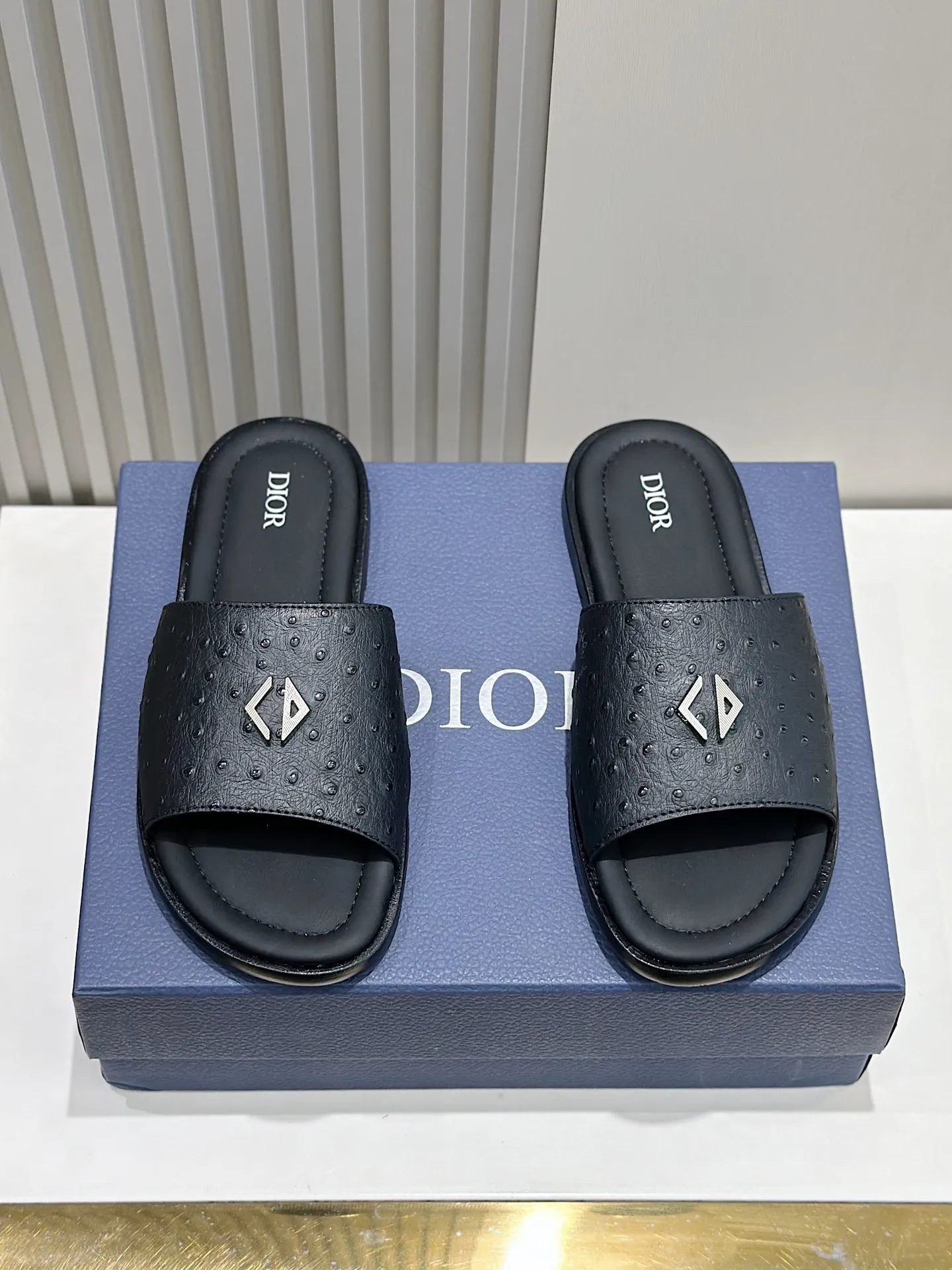 P320 [DIOR] Size 39-44 (38.45 custom-made) 2024ss Dior’s latest men’s slippers are a must-have. Dior Alias ​​Men's Genuine Leather Slippers This summer new Alias ​​sandal embodies a casual and elegant style. Carefully crafted from grained cow leather and Oblique printed fabric, with cowhide lining! Cross-strap design with metal-clad brass CD Diamond logo. The imported cowhide leather and rubber sole adds sophistication and comfort, while Oblique print-effect anti-slip panels add style.